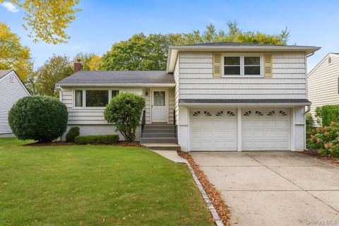 Photo of 60 Pell Ter, Garden City, NY 11530 (MLS # 933177)