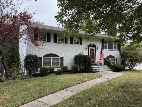 Photo of 59 Edgewood Avenue, Oakdale, NY 11769 (MLS # 924569)