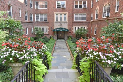 Photo of 250 Bronxville Road #2C, Bronxville, NY 10708 (MLS # 881062)