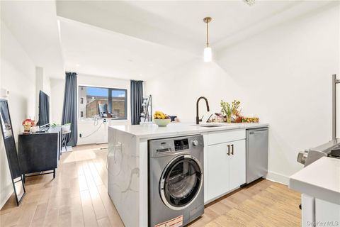 31-41 29th Street 3B Astoria NY 11106