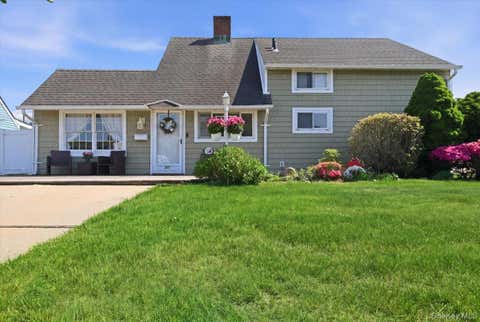 Homes For Sale - 335 Twin Lane<br/> Wantagh, NY 11793