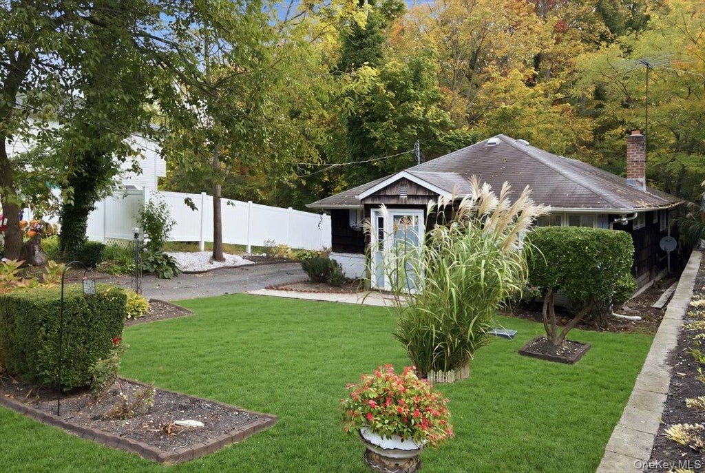 Photo of 19 Bankside Drive, Centerport, NY 11721 (MLS # 1067616)
