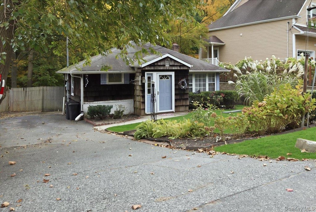 Photo of 19 Bankside Drive, Centerport, NY 11721 (MLS # 1067616)
