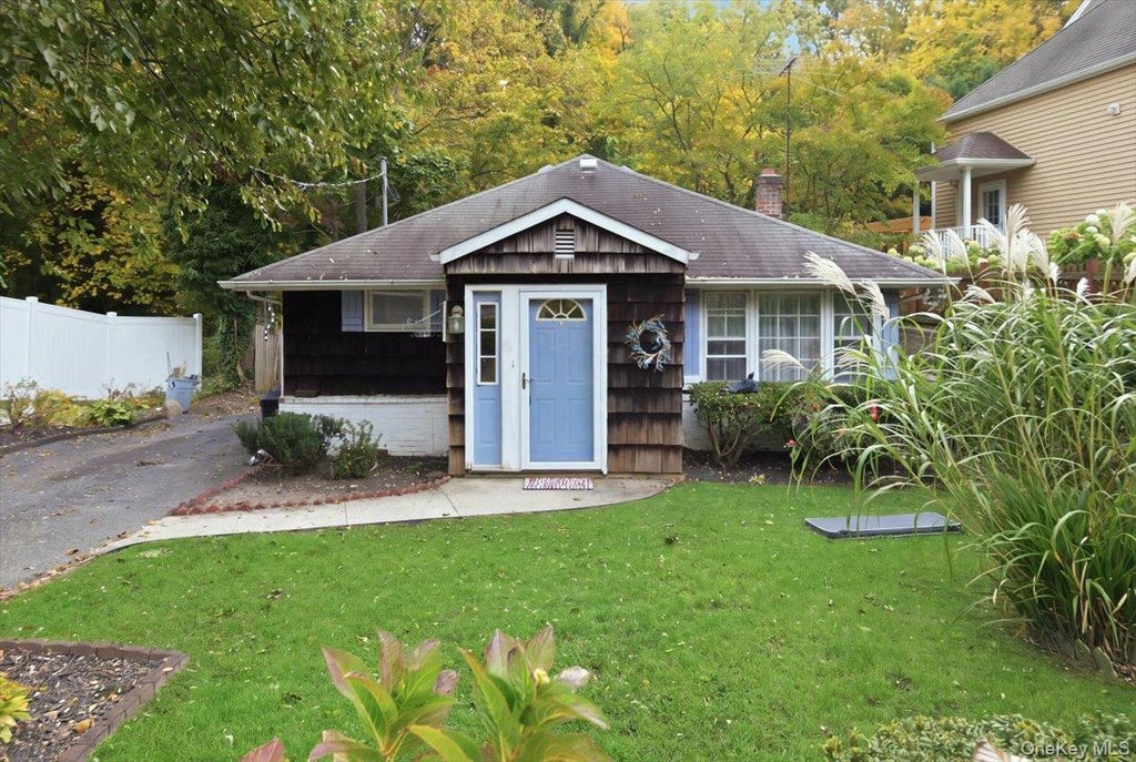Photo of 19 Bankside Drive, Centerport, NY 11721 (MLS # 1067616)