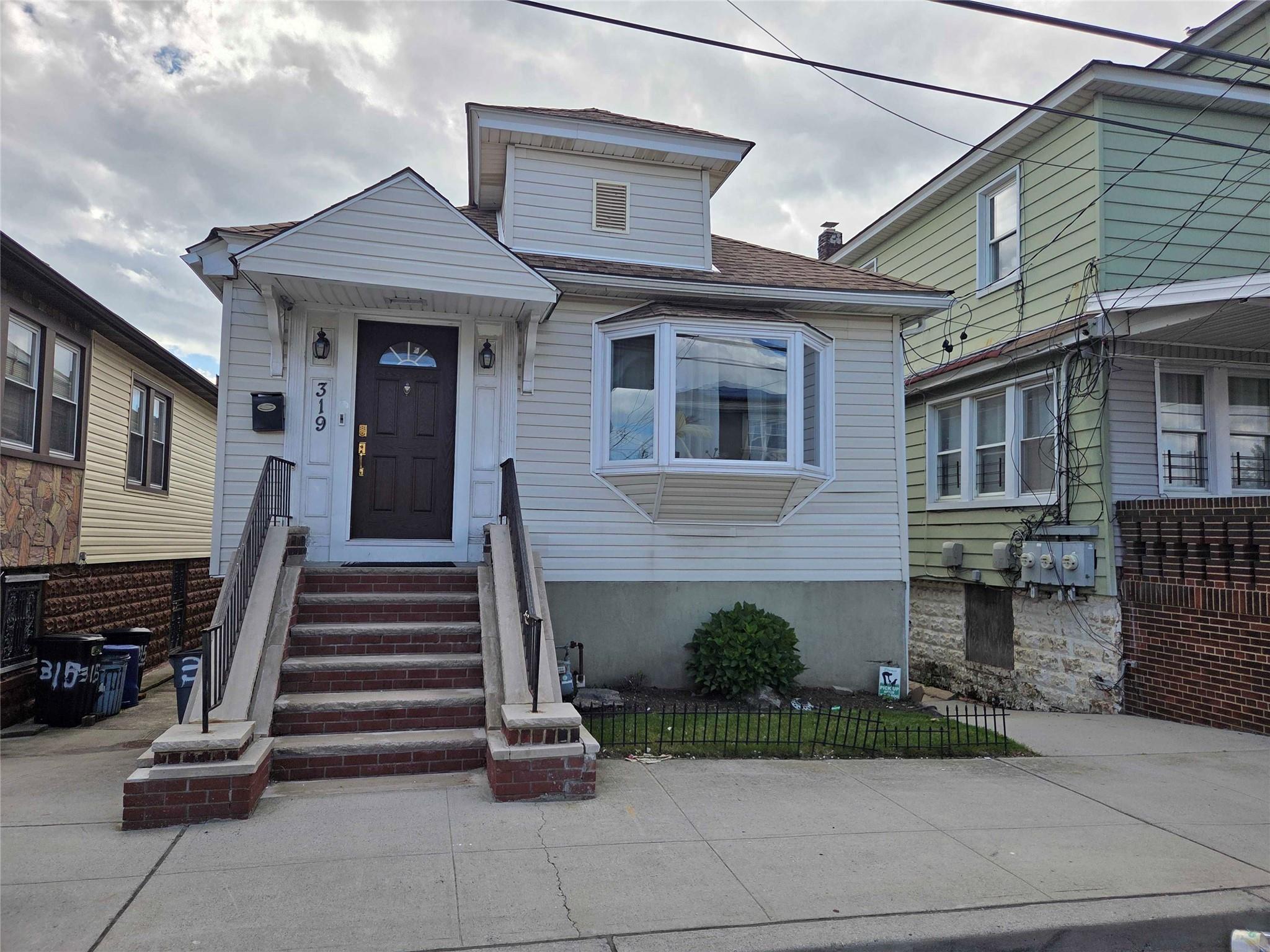 Beach 47th Street, Far Rockaway, Queens, NY - 3 Bedrooms  
1 Bathrooms  
6 Rooms - 