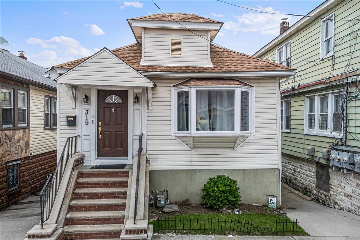 Beach 47th Street, Far Rockaway, Queens, NY - 3 Bedrooms  
1 Bathrooms  
6 Rooms - 