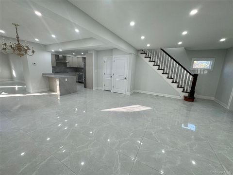 Photo of 32 Berkshire Road, Great Neck, NY 11023 (MLS # 944079)