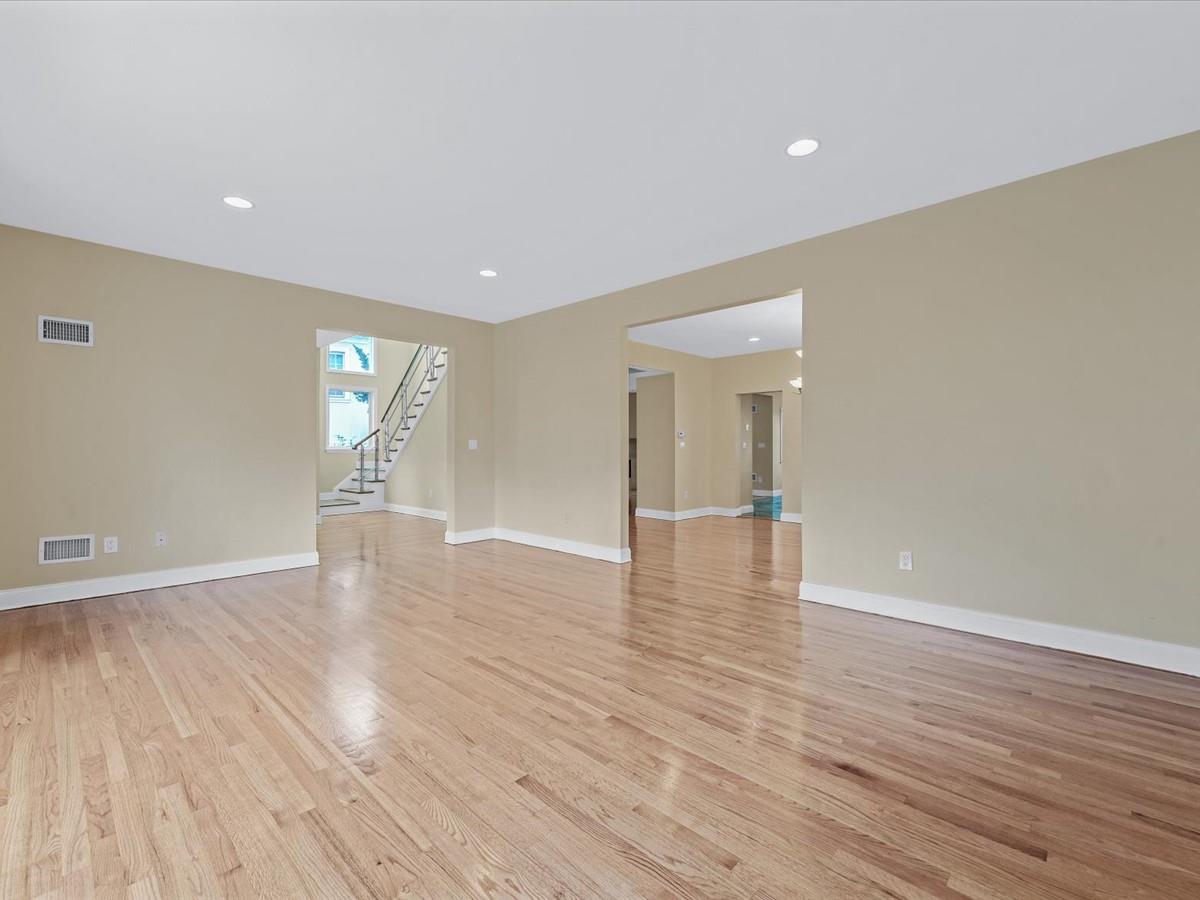 12 Pleasant Avenue, Port Washington, New York image 6