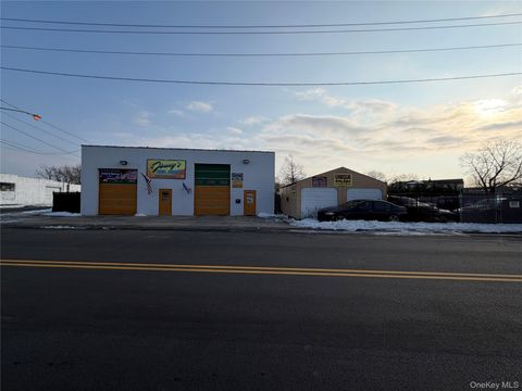 Photo of 620 Shore Road, Lindenhurst, NY 11757 (MLS # 961794)