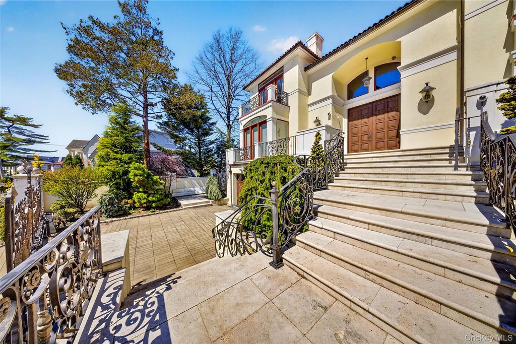 Photo of 17 North Drive, Malba, NY 11357 (MLS # 984505)