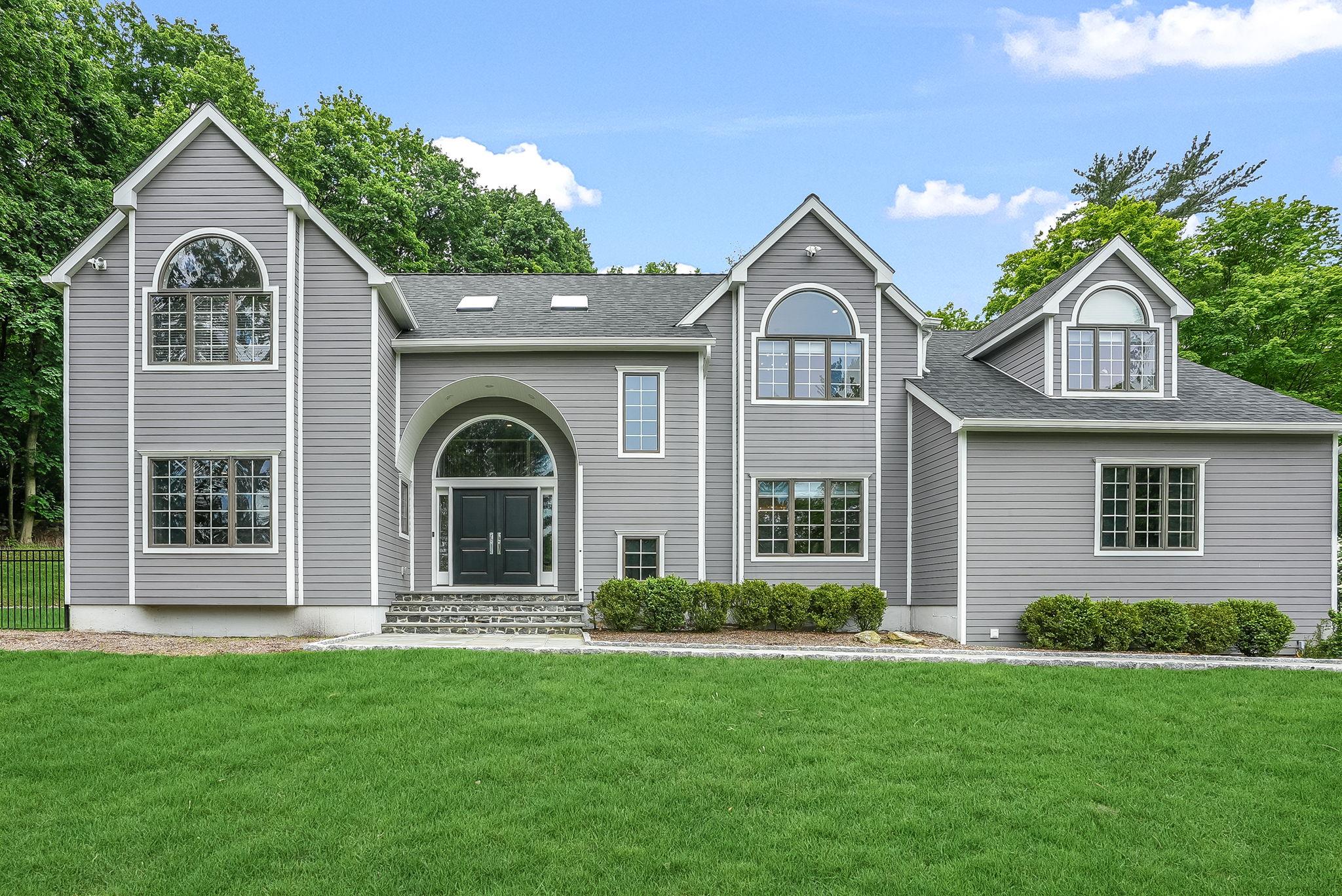 Random Farms Drive, Chappaqua, New York - 4 Bedrooms  
5.5 Bathrooms  
13 Rooms - 