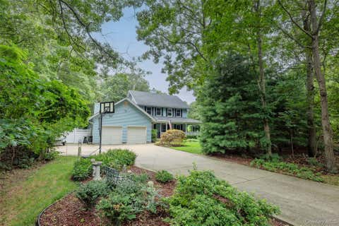Homes For Sale - 116 Head Of The Neck Road<br/> Manorville, NY 11949
