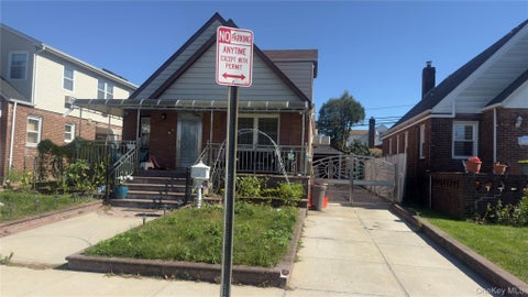 Photo of 118 Sussex Road, Elmont, NY 11003 (MLS # 1060389)