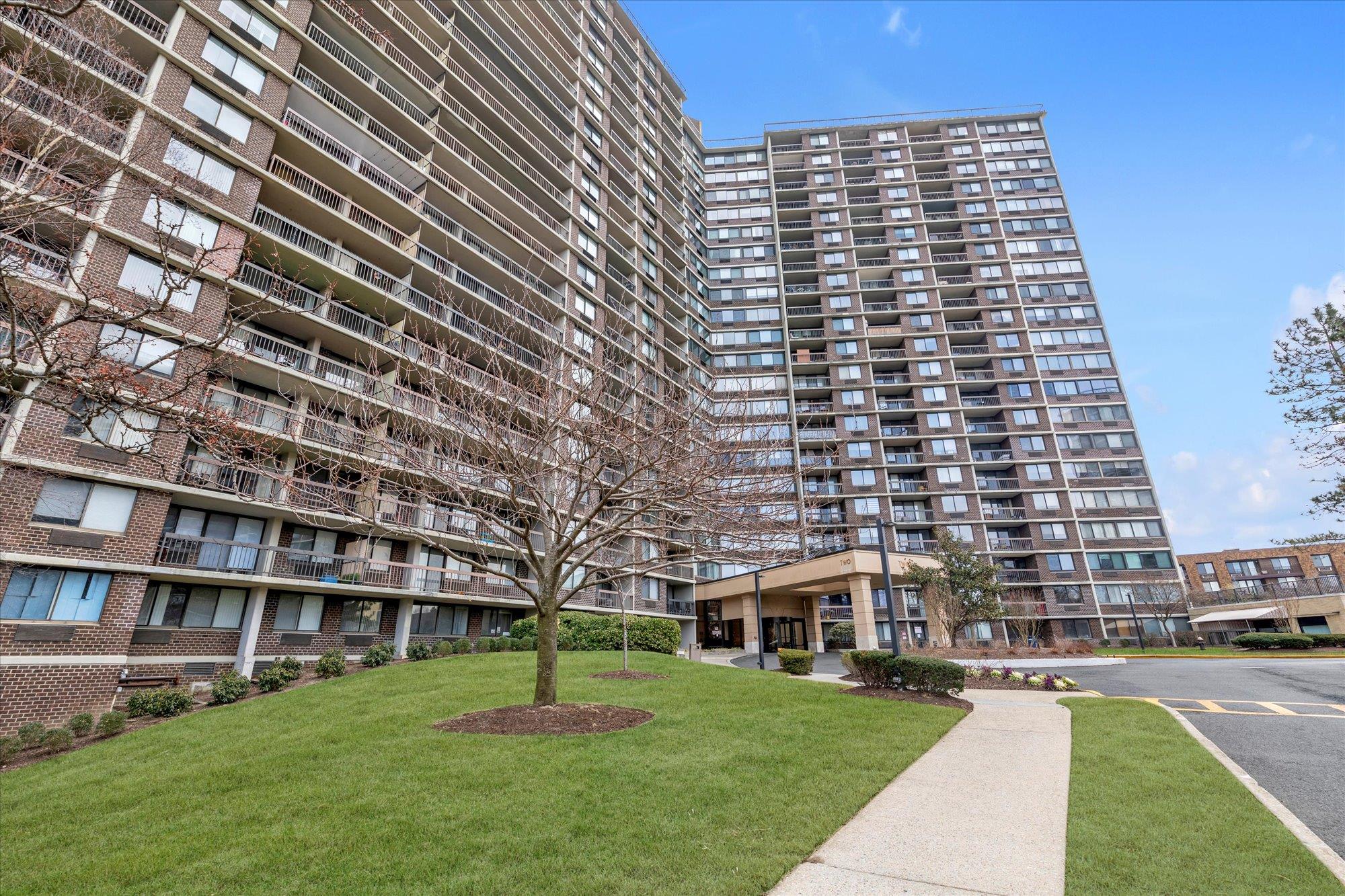2 Bay Club Drive #10A, Bayside, New York image 1