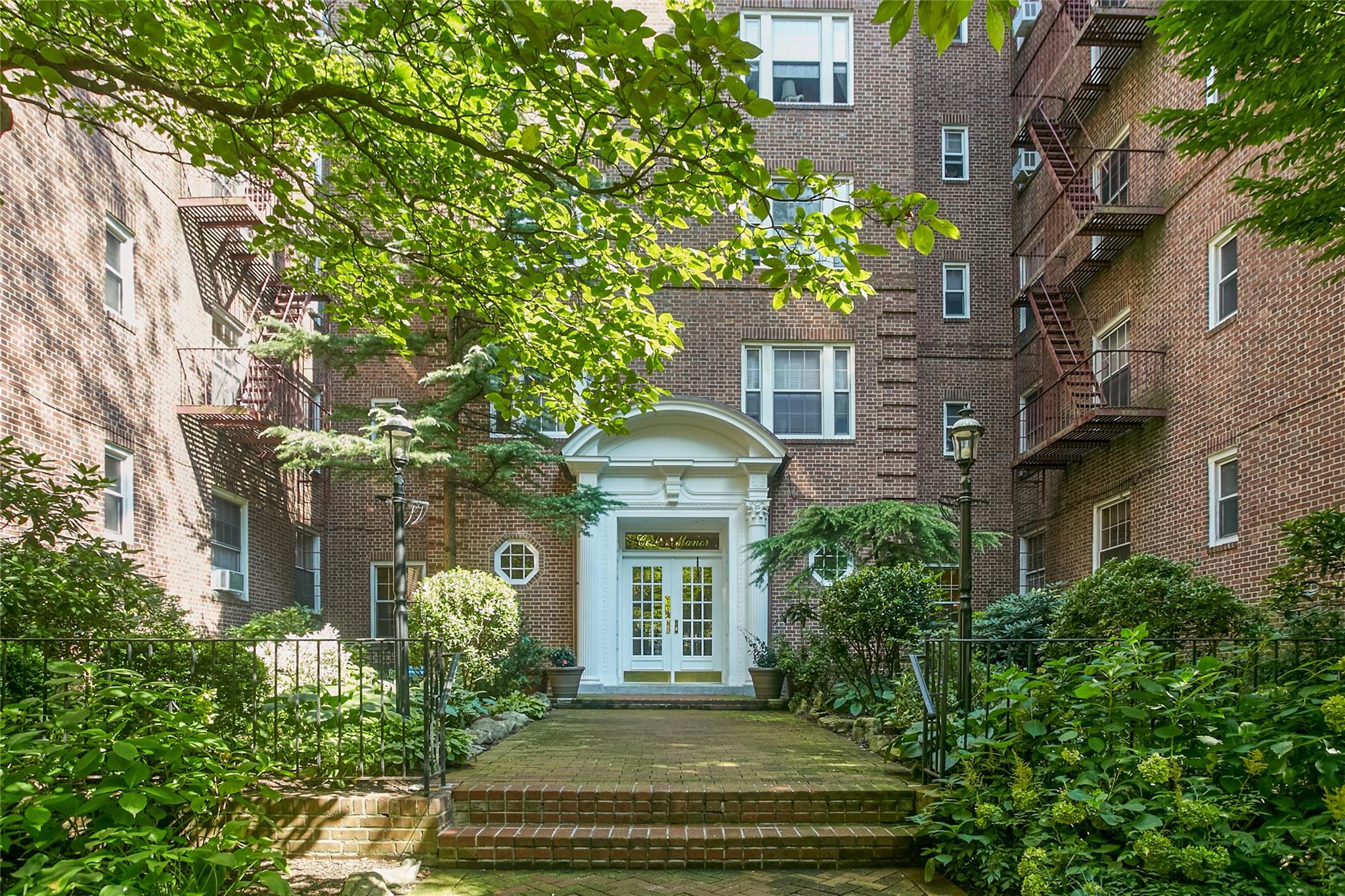 Property for Sale at Park Lane South Ln C 1F, Kew Gardens, Queens, NY - Bedrooms: 2 
Bathrooms: 1 
Rooms: 4  - $379,000