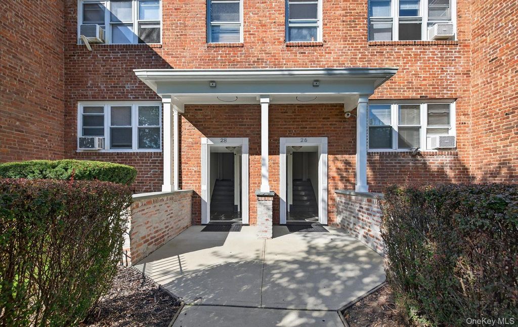 Photo of 28 Linden Street, Great Neck, NY 11021 (MLS # 995428)