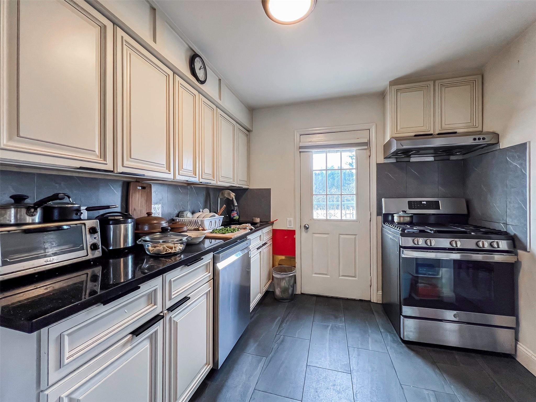 70 Bruce Avenue, Hicksville, New York image 9