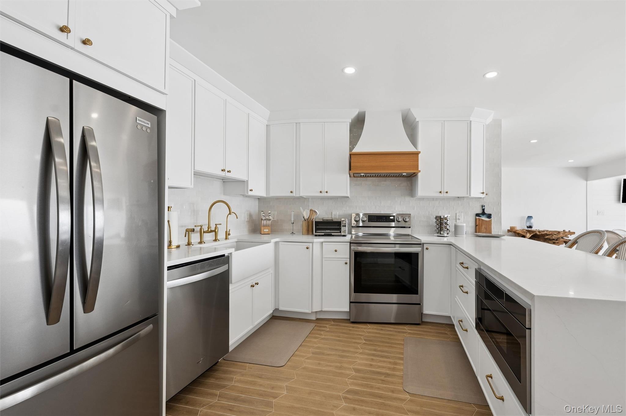 585 Dune Road B10-12