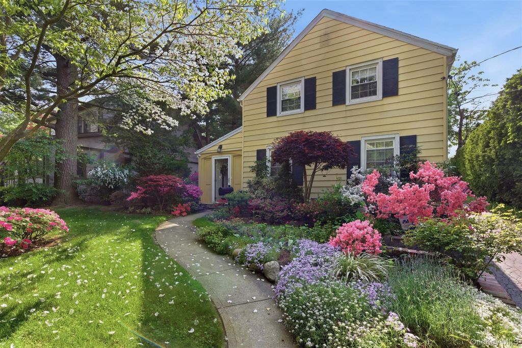 Photo of 47 Onderdonk Avenue, Manhasset, NY 11030 (MLS # 998126)