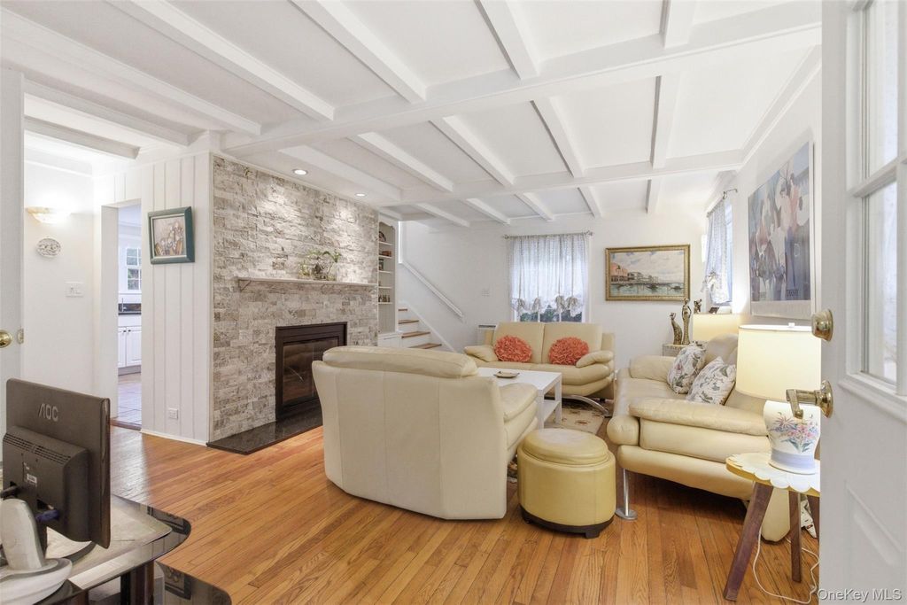 Photo of 47 Onderdonk Avenue, Manhasset, NY 11030 (MLS # 998126)