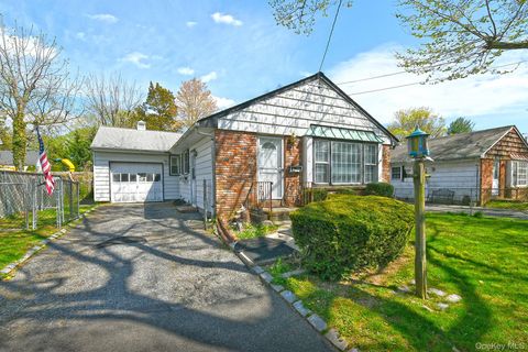 Photo of 18 Kilburn Avenue, Huntington Station, NY 11746 (MLS # 989690)