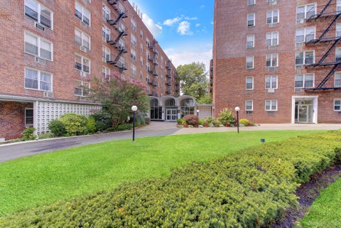 Homes For Sale - 54-40 Little Neck Parkway #6G<br/> Little Neck, NY 11362