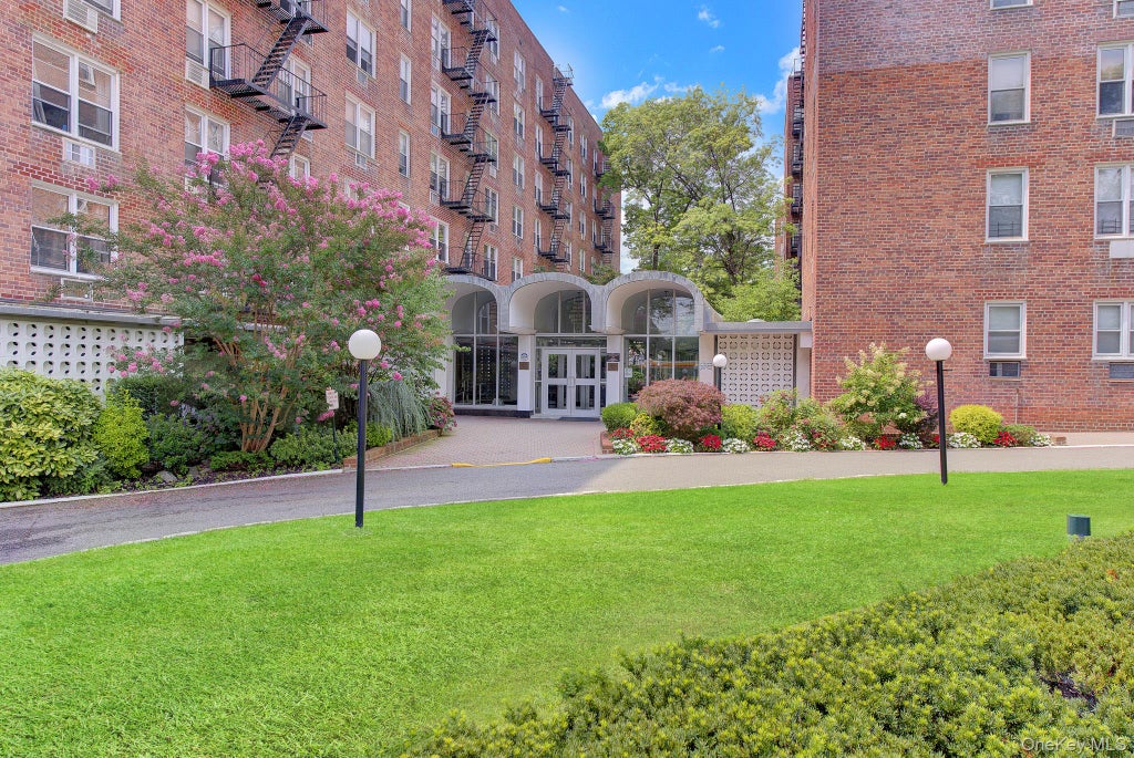 Photo of 54-40 Little Neck Parkway #6G, Little Neck, NY 11362 (MLS # 1039783)