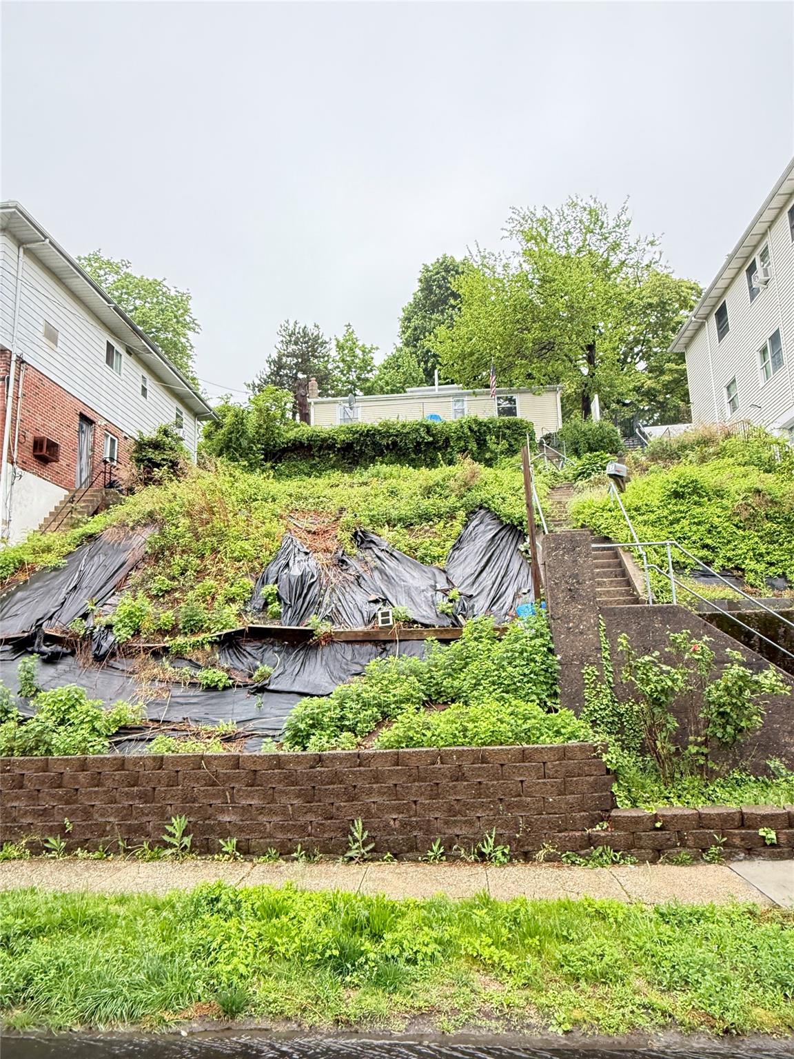 New Avenue, Yonkers, New York - 2 Bedrooms  
1 Bathrooms  
5 Rooms - 