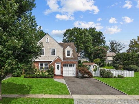 Photo of 33 Ogden Avenue, East Williston, NY 11596 (MLS # 1046977)