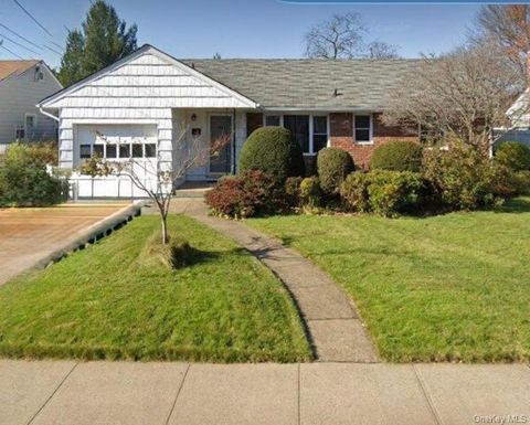 Photo of 2582 Oceanside Road, Oceanside, NY 11572 (MLS # 938089)