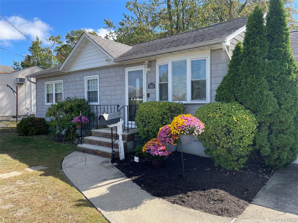 Photo of 1321 7th Street, West Babylon, NY 11704 (MLS # 921930)