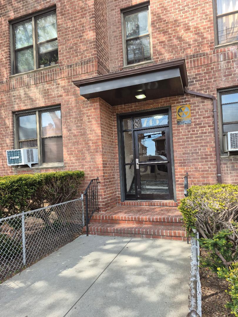Property for Sale at E 231st Street 3F, Bronx, New York - Bedrooms: 2 
Bathrooms: 1 
Rooms: 5  - $180,000