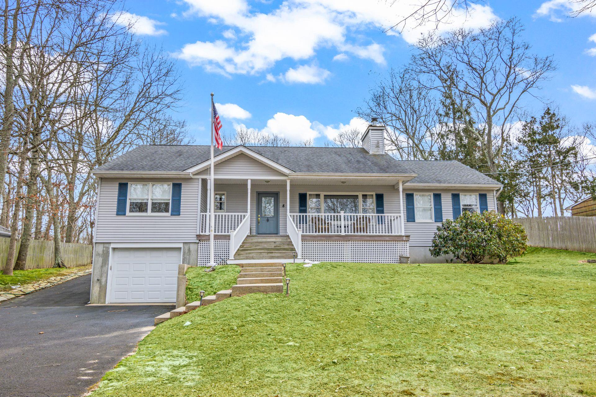 8 Rolling Woods Lane, Hampton Bays, New York image 2