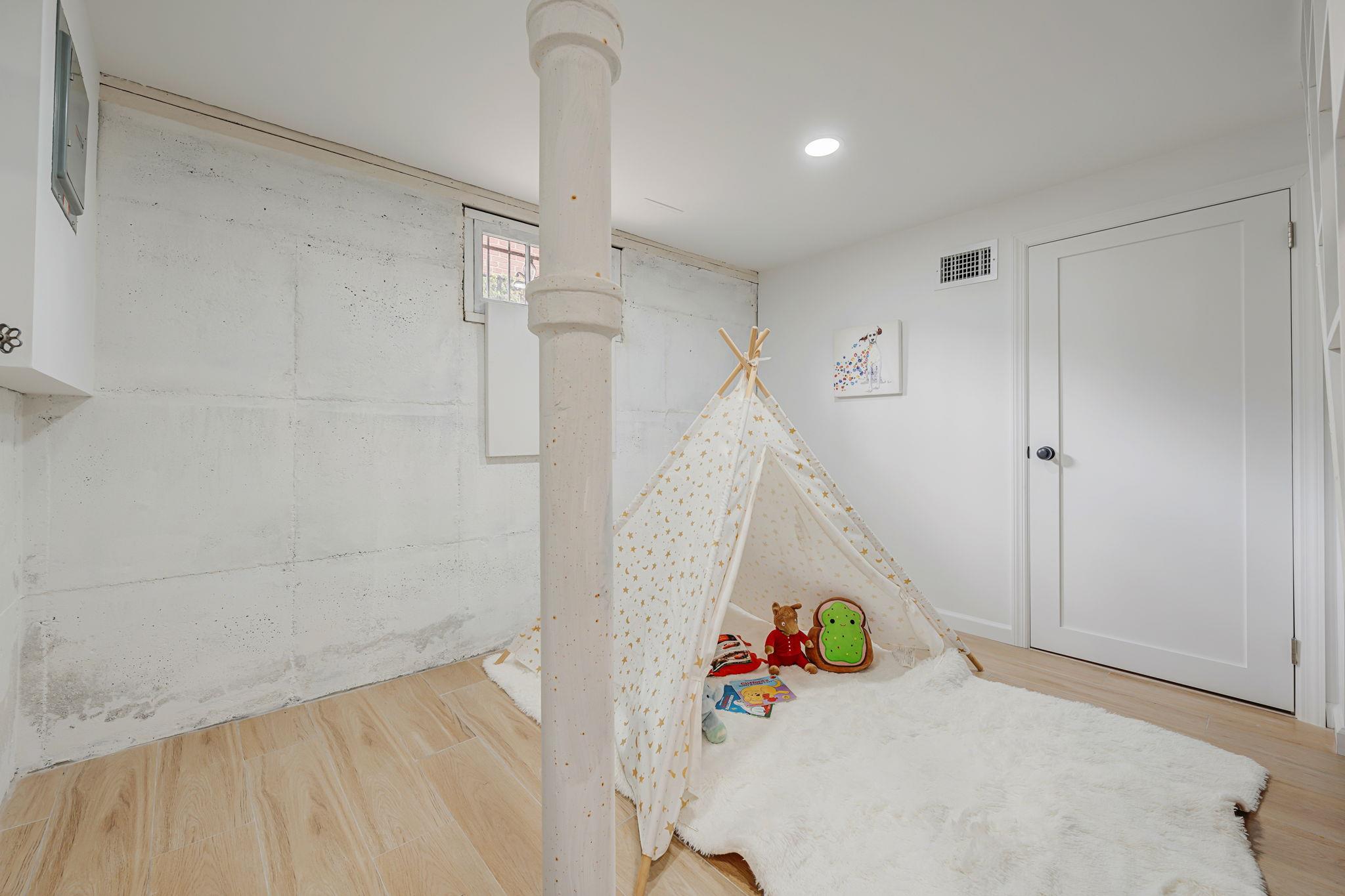 379 White Rd Mineola Rd, Mineola, New York image 13
