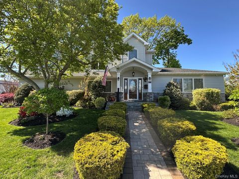 752 Kensington Court Westbury NY 11590