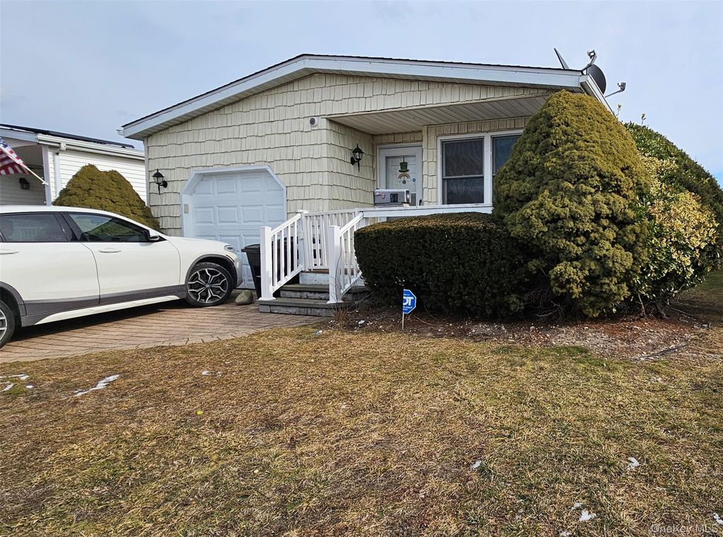 Photo of 54 Dogwood Lane, Manorville, NY 11949 (MLS # 954790)