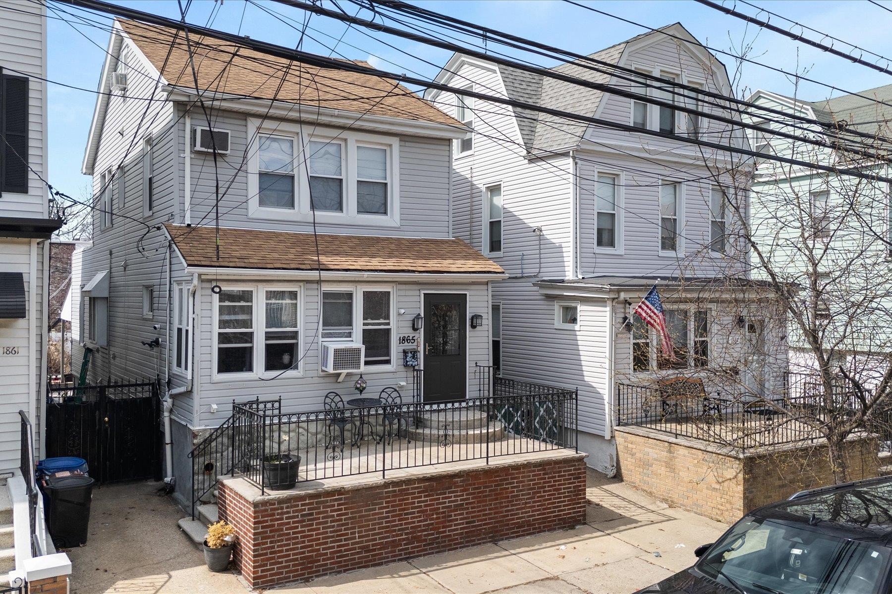Mulford Avenue, Bronx, New York - 4 Bedrooms  
3 Bathrooms - 