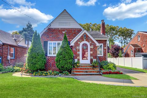 Photo of 36 School Street, Malverne, NY 11565 (MLS # 910396)