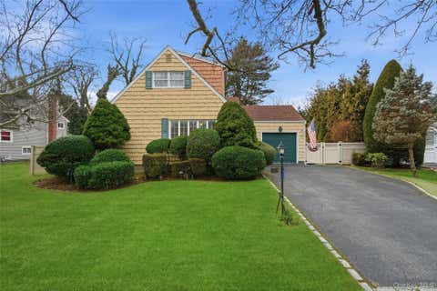 Homes For Sale - 18 Gaylore Drive<br/> Amityville, NY 11701