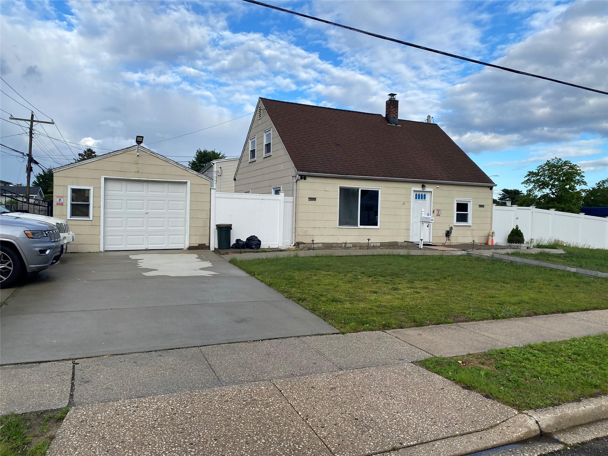 115 Wolcott Rd, Levittown, New York image 1