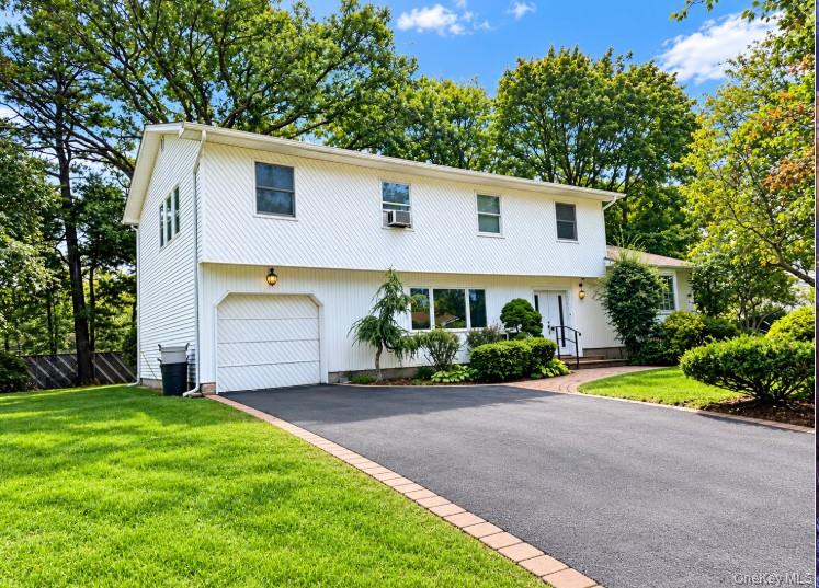 Photo of 46 Stevenson Place, Deer Park, NY 11729 (MLS # 1058158)