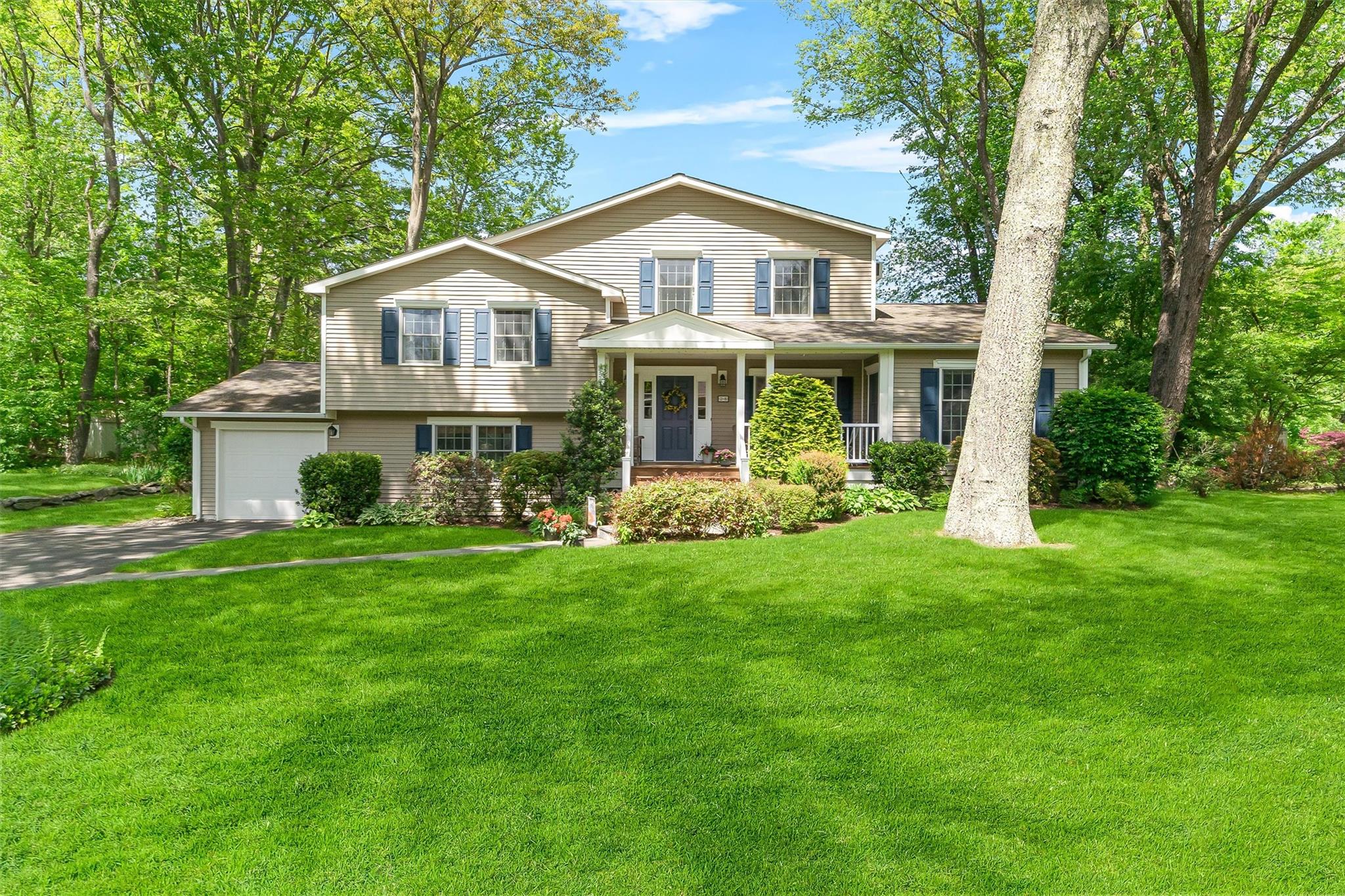 Photo 1 of Braddock Court, Yorktown Heights, New York, $759,900, Web #: 853483