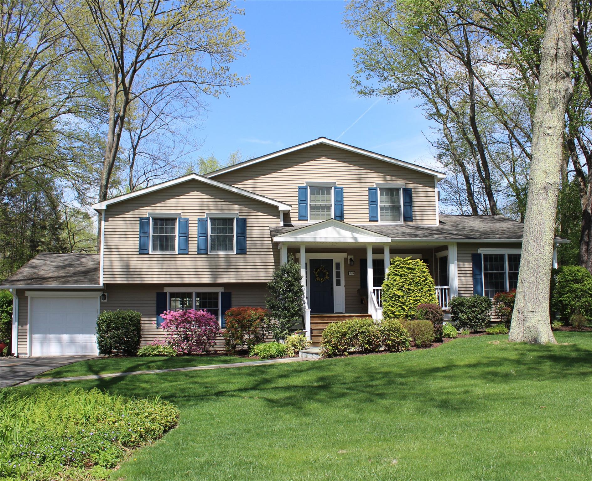 Braddock Court, Yorktown Heights, New York - 3 Bedrooms  
3 Bathrooms  
11 Rooms - 