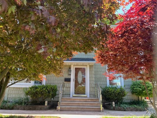 111 Raff Avenue, Mineola, New York image 1