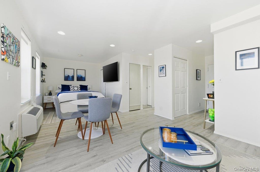 Photo of 2 Richmond Road #5E, Lido Beach, NY 11561 (MLS # 1034422)