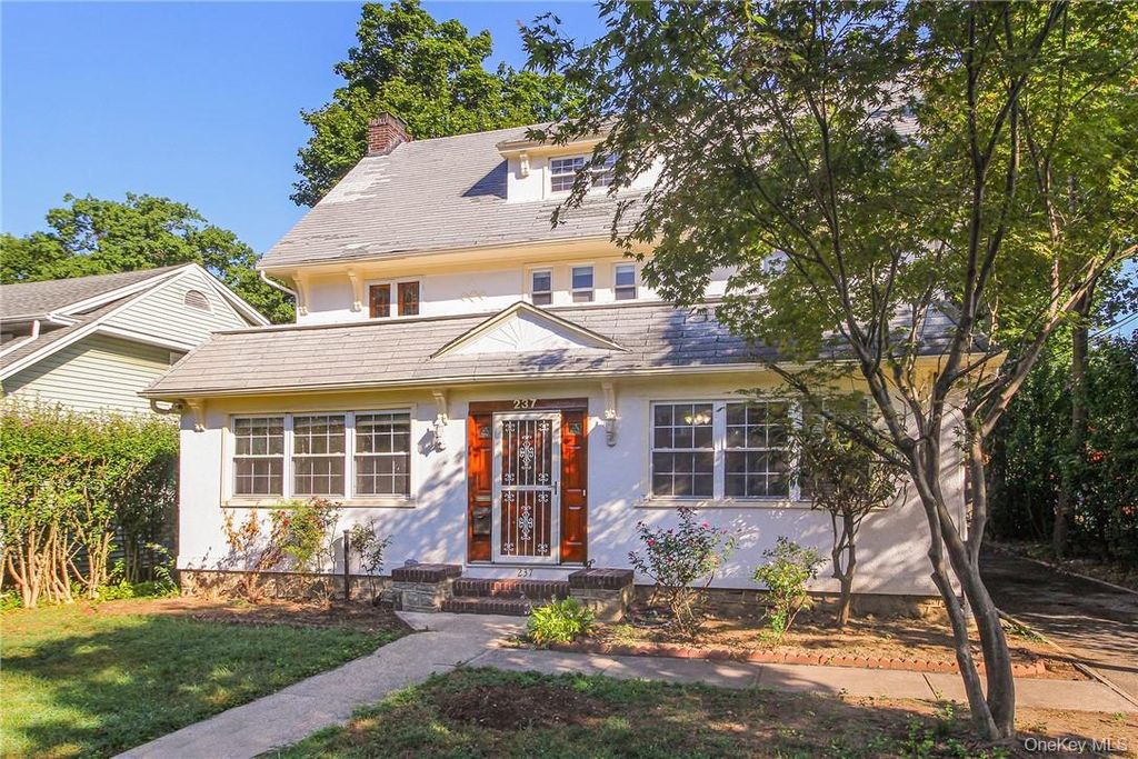 Photo of 237 Coligni Avenue, New Rochelle, NY 10801 (MLS # 965870)