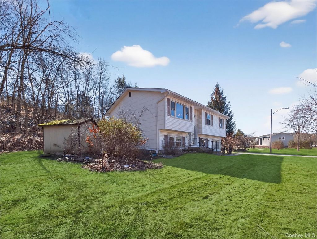 Photo of 82 Lincoln Street, Sloatsburg, NY 10974 (MLS # 967009)