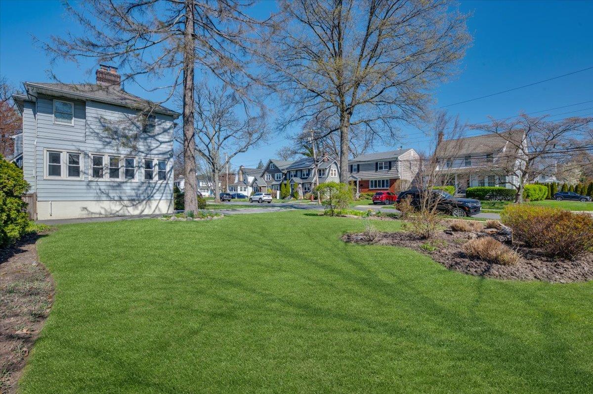 1075 Grant Avenue, Pelham, New York image 23