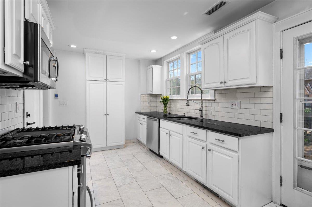 1075 Grant Avenue, Pelham, New York image 8
