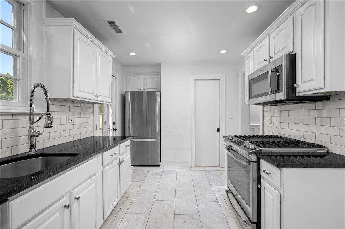 1075 Grant Avenue, Pelham, New York image 9